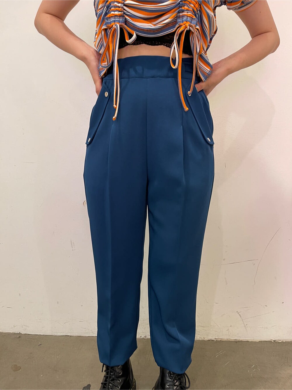 ブラック系のその他シューズ、その他のTシャツ/カットソー、ブルー系のその他パンツを着用したレディースの夏コーディネートの6枚目の写真