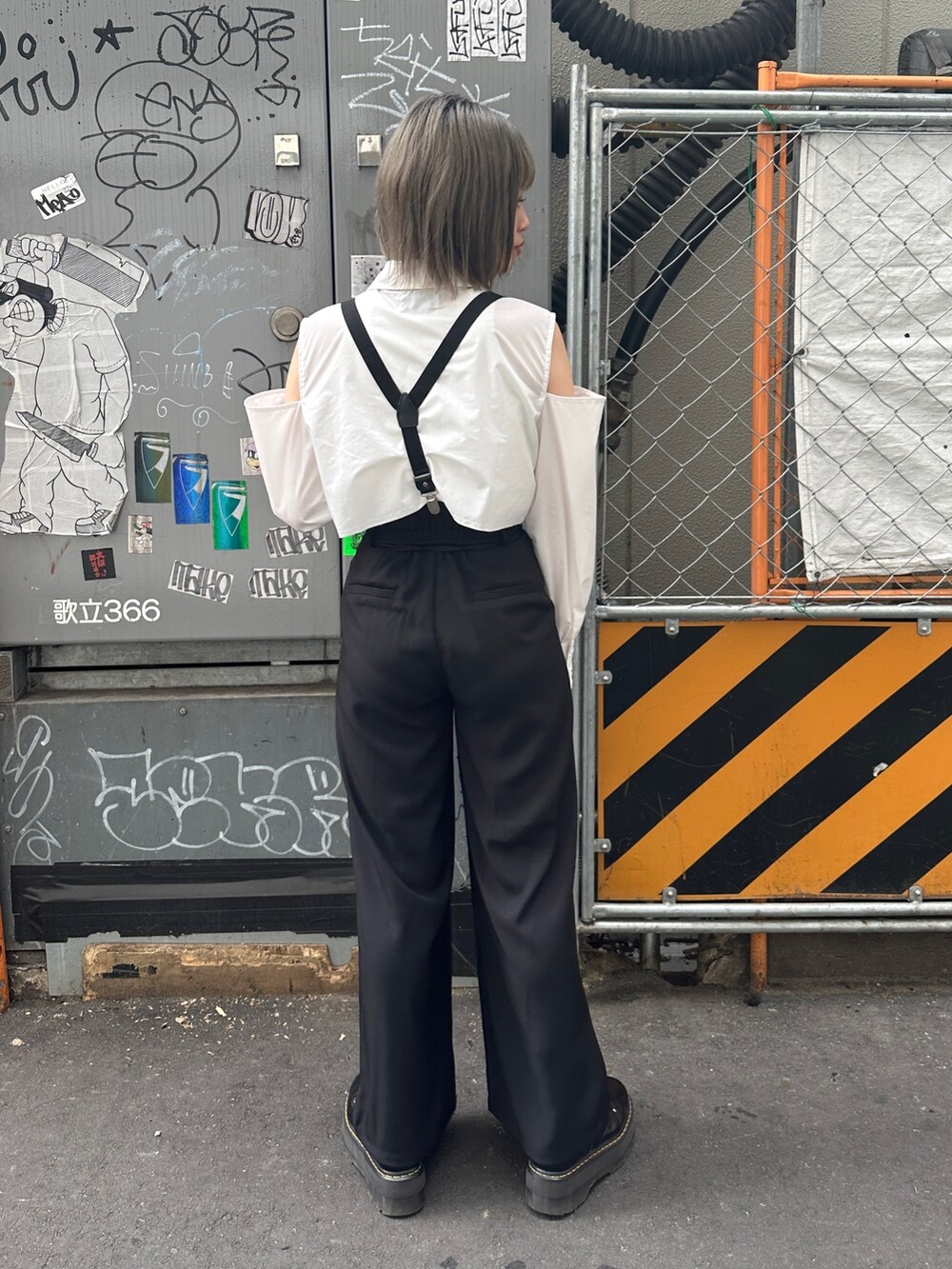 ホワイト系のシャツ/ブラウス、ブラック系のその他パンツ、ブラック系のブーツを着用したレディースの夏コーディネートの3枚目の写真