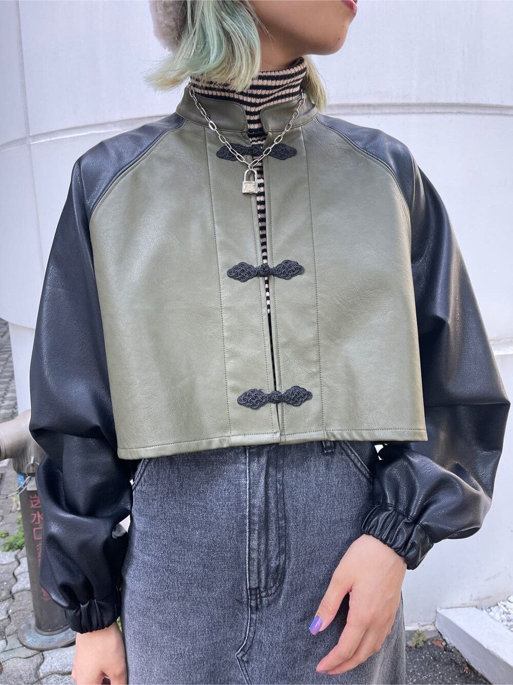 ブラック系のブーツ、ブラック系のスカート、ホワイト系のニット/セーターを着用したレディースの秋コーディネートの5枚目の写真