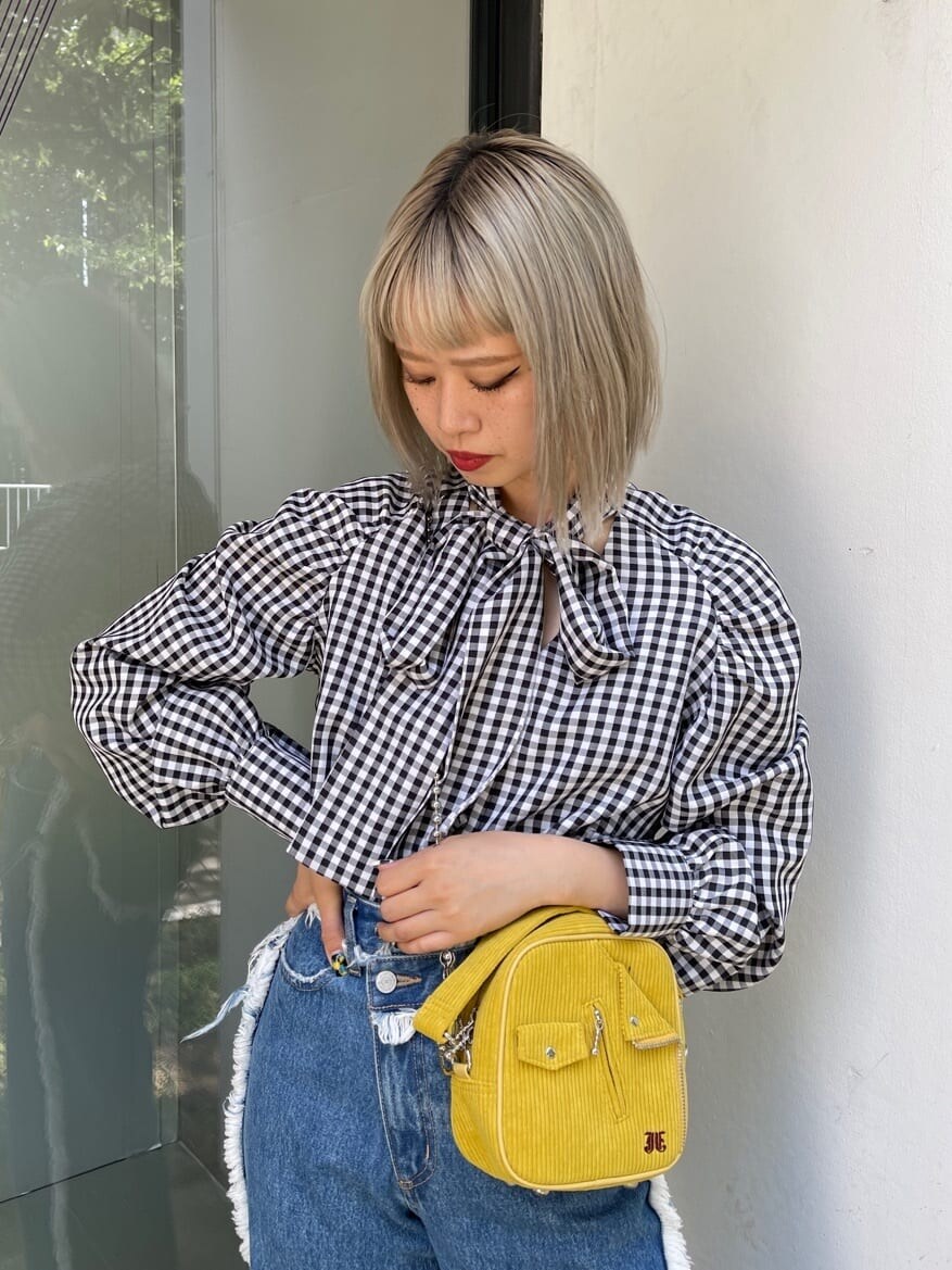 ブラック系のその他シューズ、その他のシャツ/ブラウス、ブルー系のデニムパンツを着用したレディースの夏コーディネートの5枚目の写真