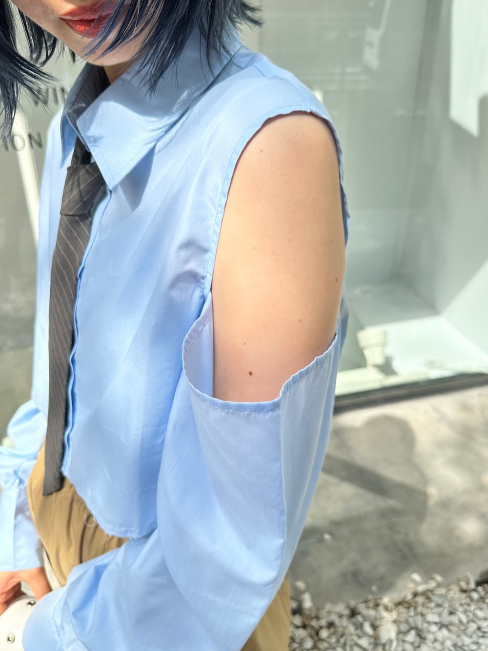 ベージュ系のカーゴパンツ、ブラック系のスニーカー、シルバー系のハンドバッグを着用したレディースの春コーディネートの7枚目の写真