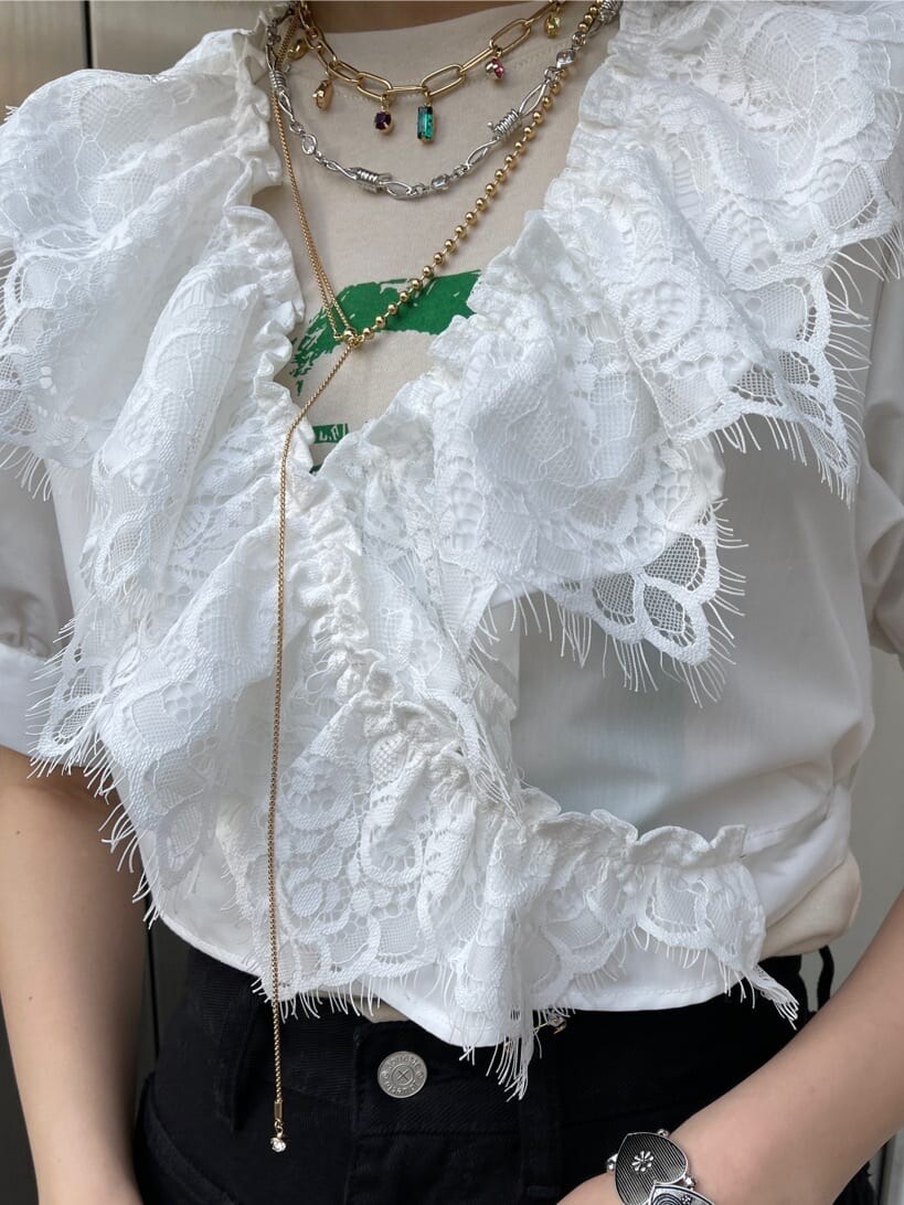 ブラック系のデニムパンツ、ホワイト系のTシャツ/カットソー、ホワイト系のシャツ/ブラウスを着用したレディースの春コーディネートの7枚目の写真