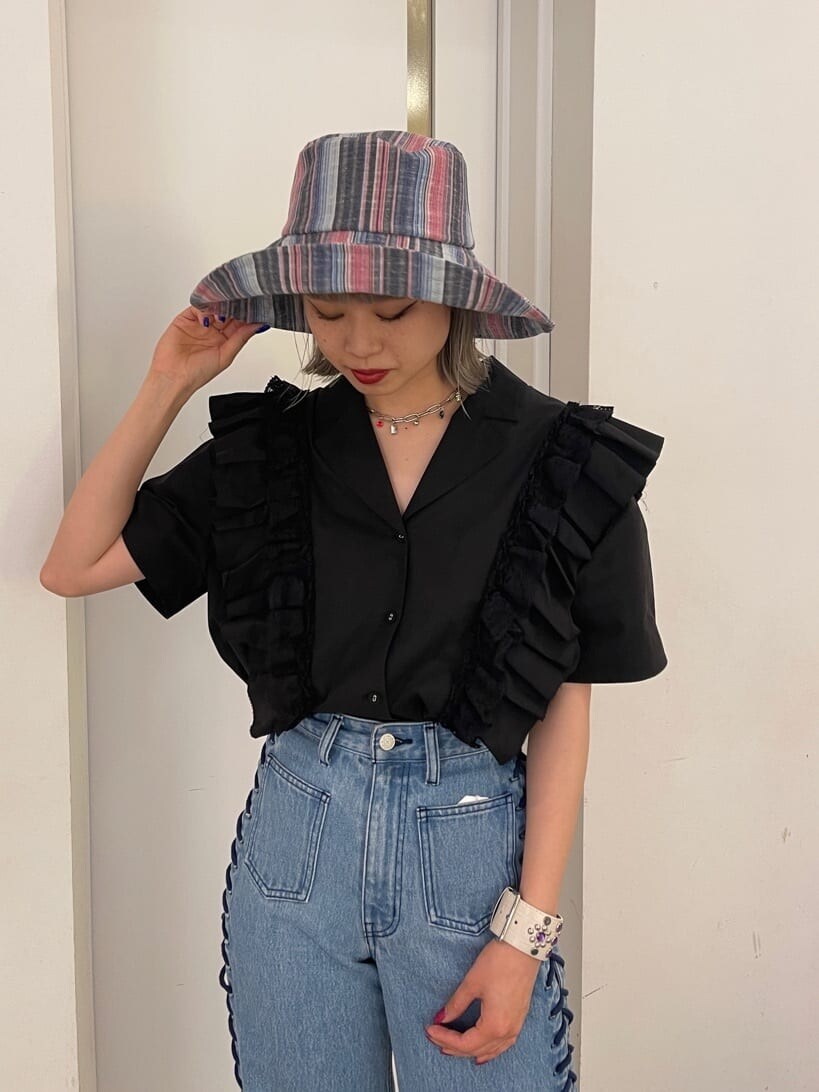 ブラック系のシャツ/ブラウス、ブラック系のサンダル、ブルー系のデニムパンツを着用したレディースの春コーディネートの5枚目の写真