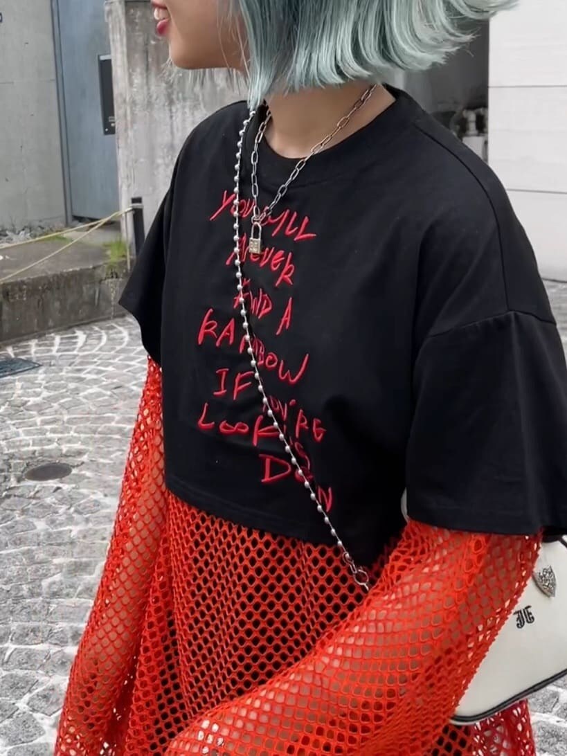 ホワイト系のボストンバッグ、オレンジ系のTシャツ/カットソー、ブラック系のその他パンツを着用したレディースの夏コーディネートの5枚目の写真