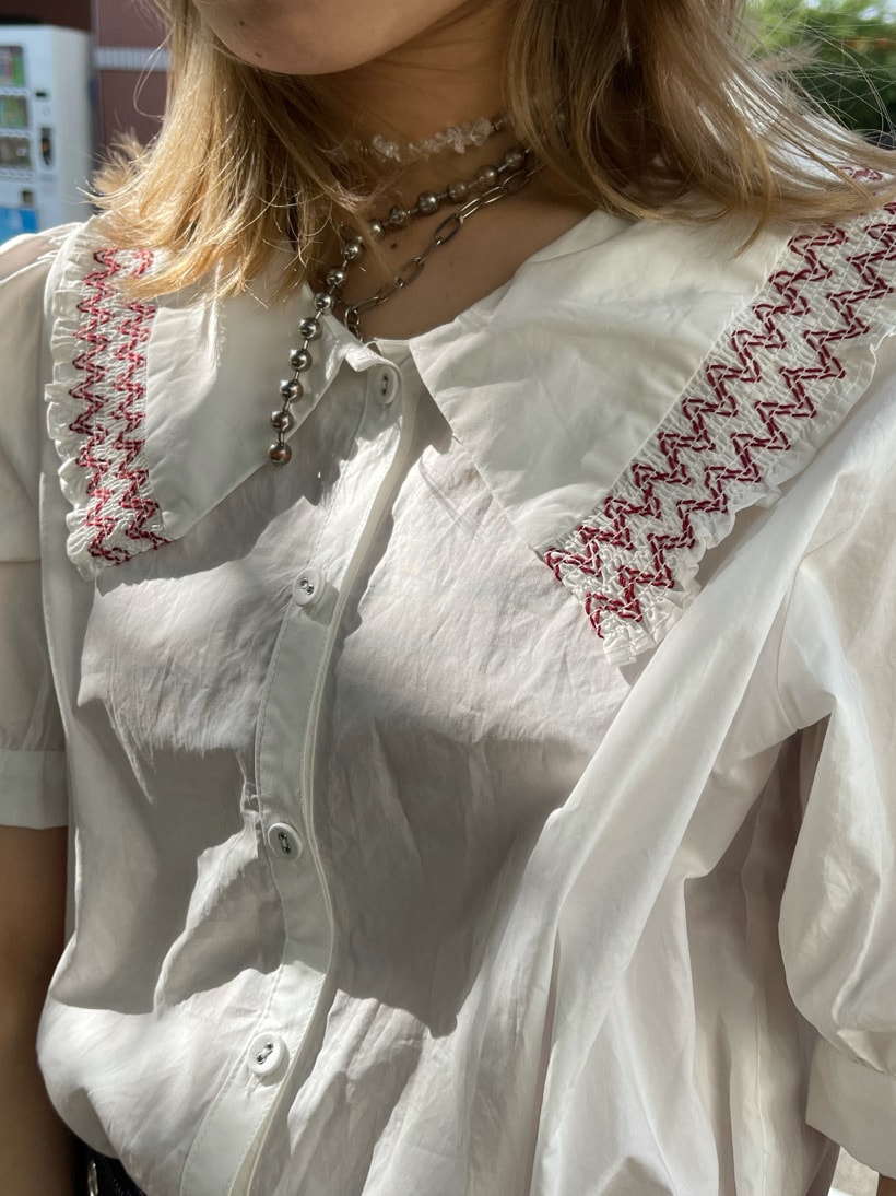 その他のトートバッグ、ホワイト系のシャツ/ブラウス、ブラック系のデニムパンツを着用したレディースの春コーディネートの8枚目の写真