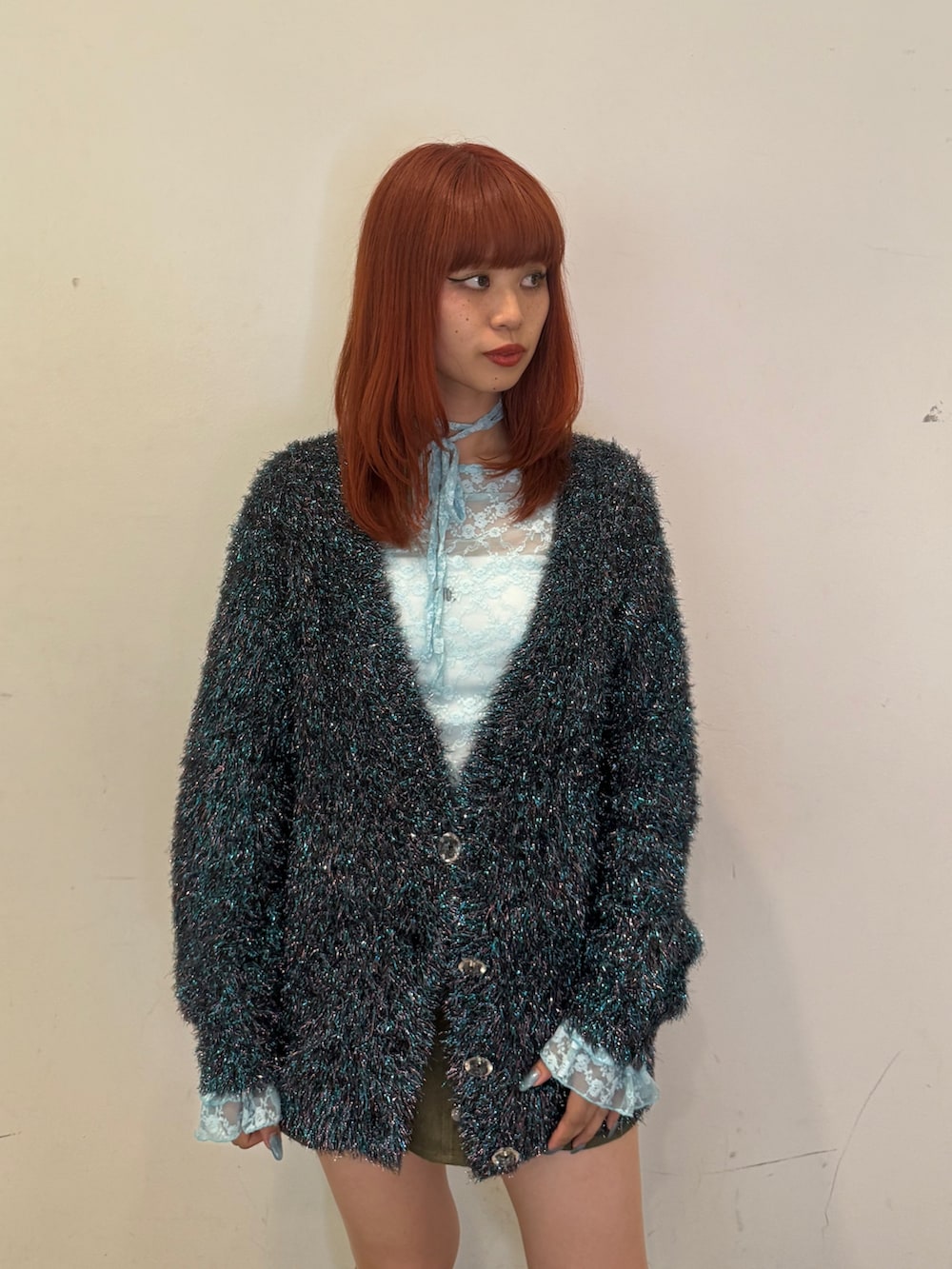 ブルー系のTシャツ/カットソー、ブルー系のカーディガン/ボレロ、ホワイト系のキャミソールを着用したレディースの夏コーディネートの6枚目の写真
