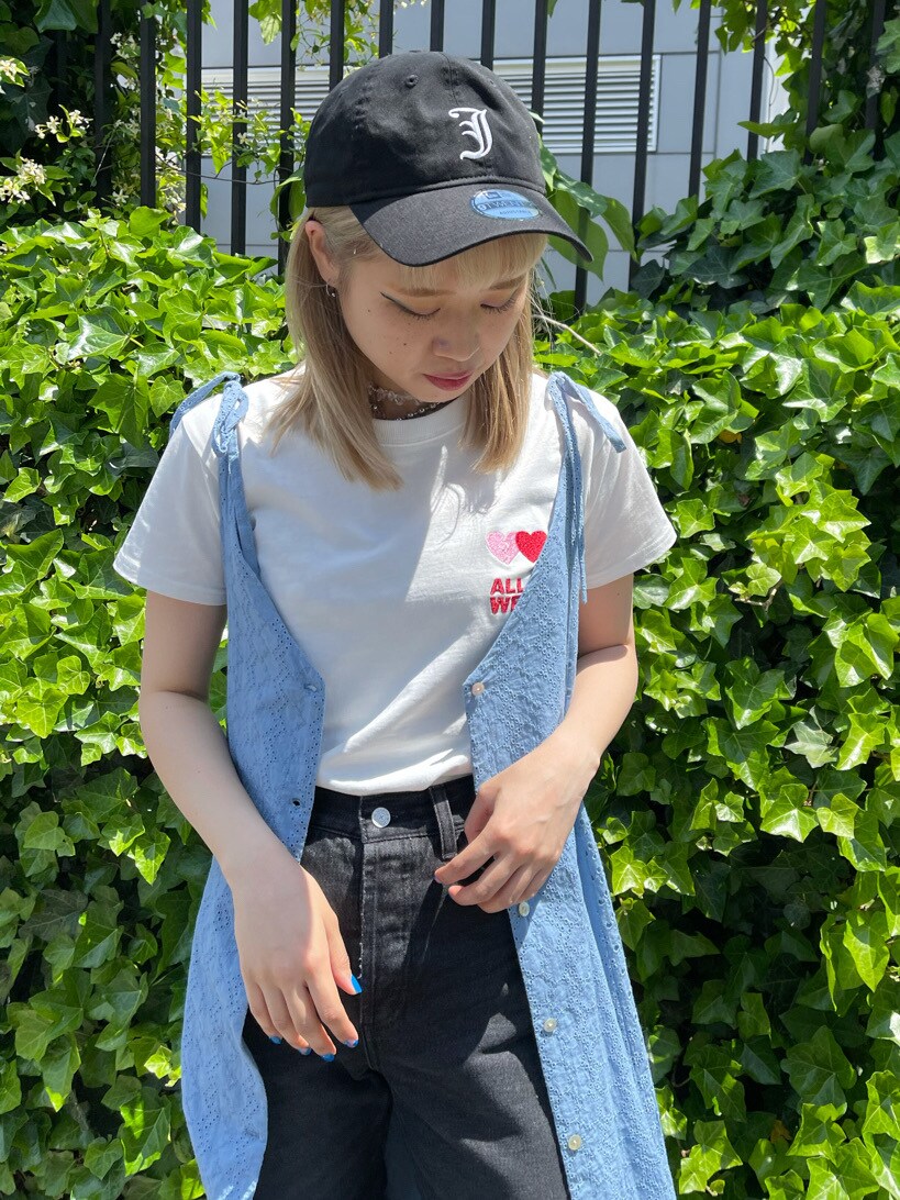 ホワイト系のTシャツ/カットソー、ブルー系のワンピース、ブラック系のデニムパンツを着用したレディースの春コーディネートの5枚目の写真