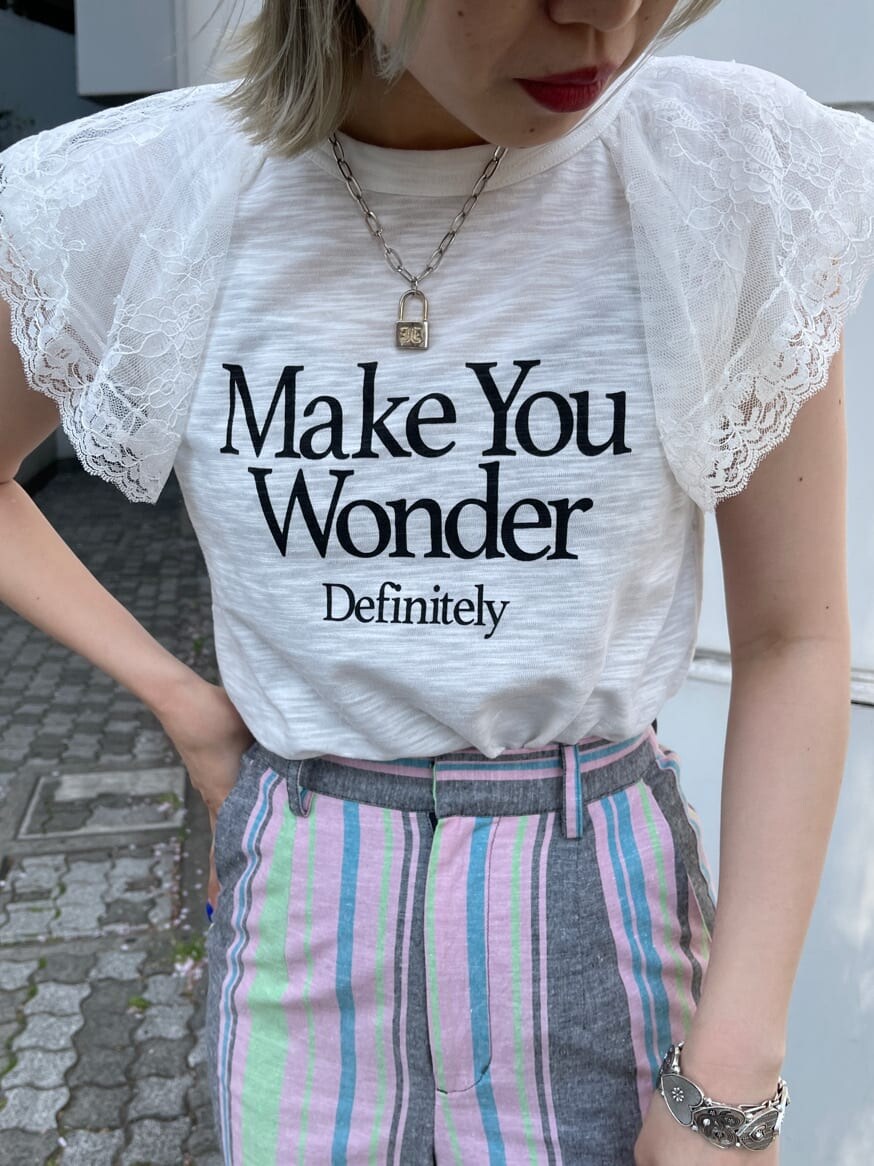 ブラック系のその他シューズ、ブラック系のスラックス、ホワイト系のTシャツ/カットソーを着用したレディースの春コーディネートの7枚目の写真