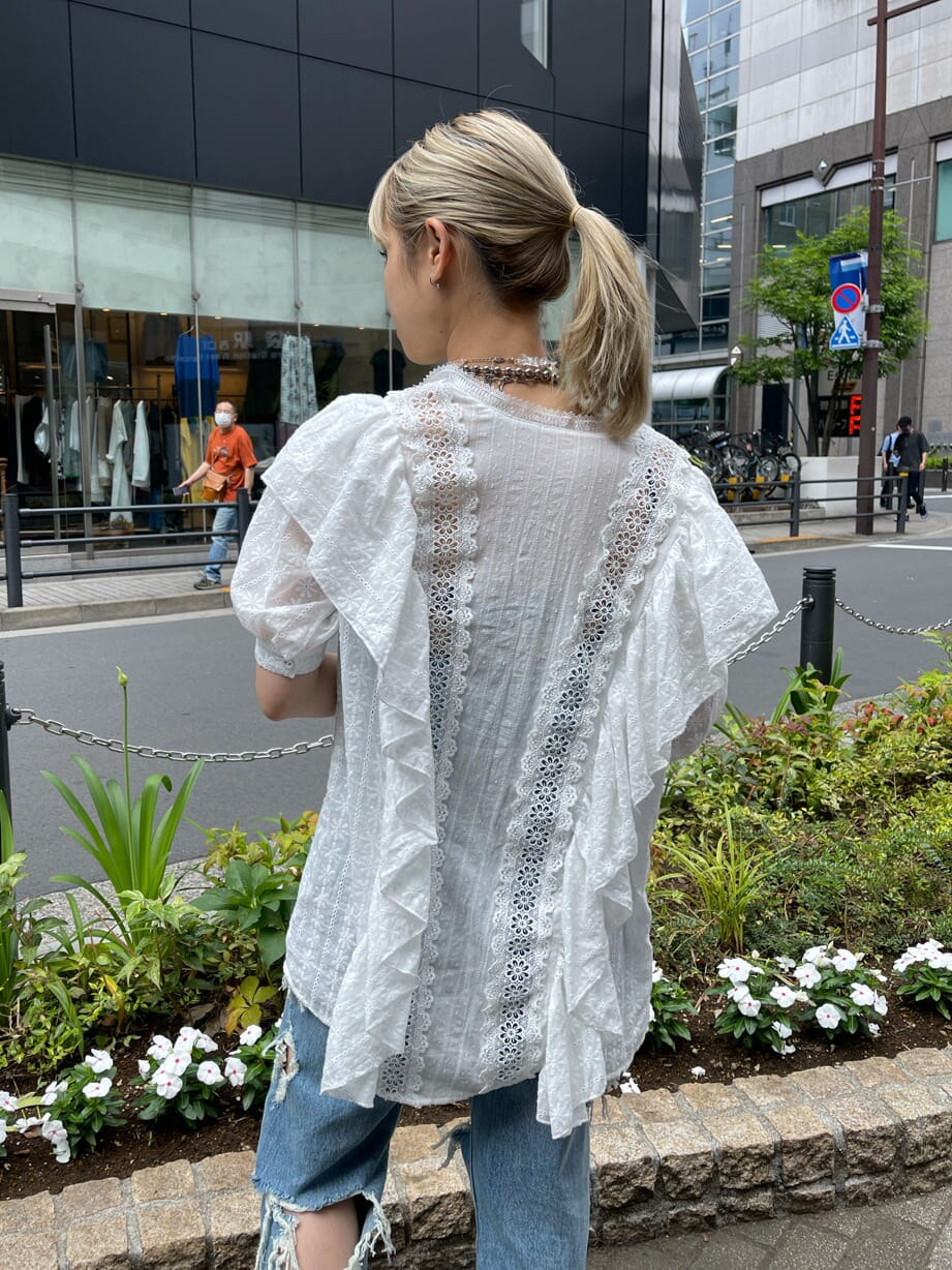 ブルー系のデニムパンツ、ブルー系のキャミソール、ホワイト系のシャツ/ブラウスを着用したレディースの夏コーディネートの5枚目の写真