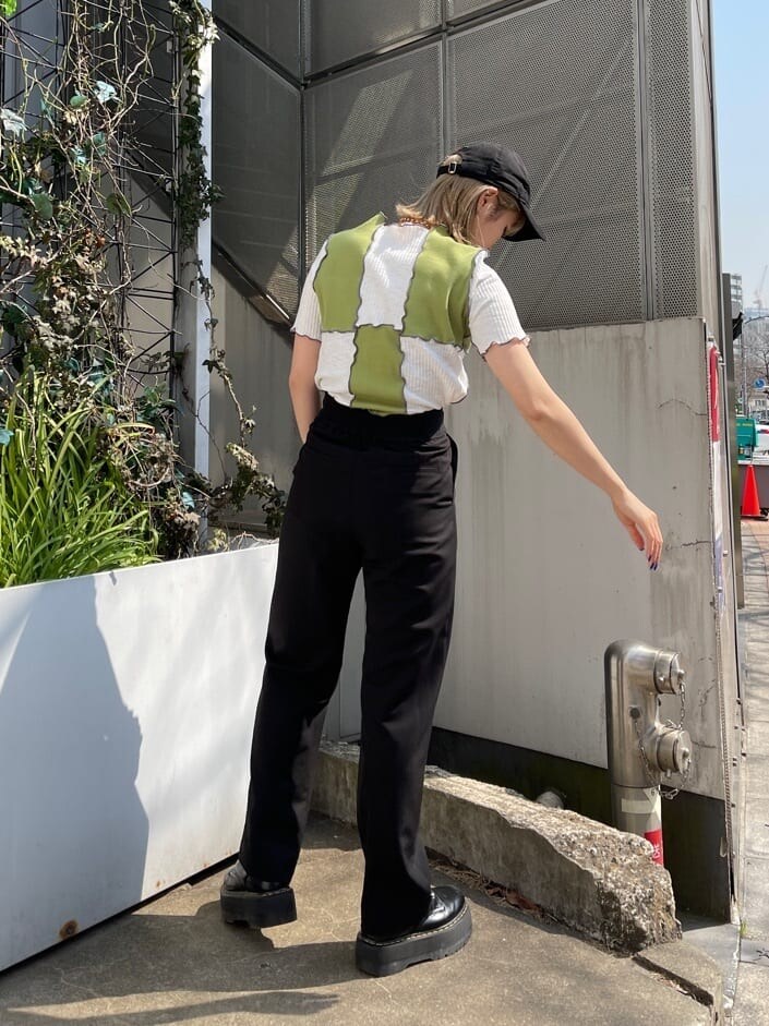 グリーン系のTシャツ/カットソー、ブラック系のその他パンツ、ゴールド系のネックレスを着用したレディースの春コーディネートの5枚目の写真