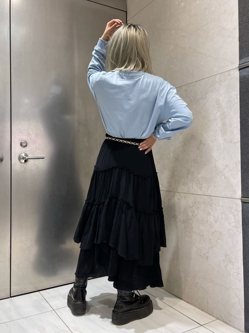 ブラック系のブーツ、ブラック系のスカート、ブルー系のTシャツ/カットソーを着用したレディースの夏コーディネートの2枚目の写真