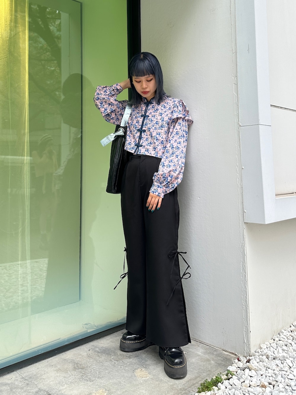 ブラック系のトートバッグ、ブルー系のシャツ/ブラウス、ブラック系のブーツを着用したレディースの秋コーディネートの2枚目の写真