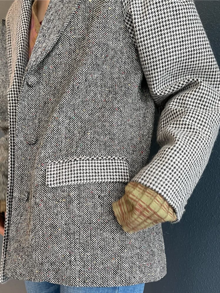 その他のテーラードジャケット、その他のニット/セーターを着用したレディースの秋コーディネートの5枚目の写真