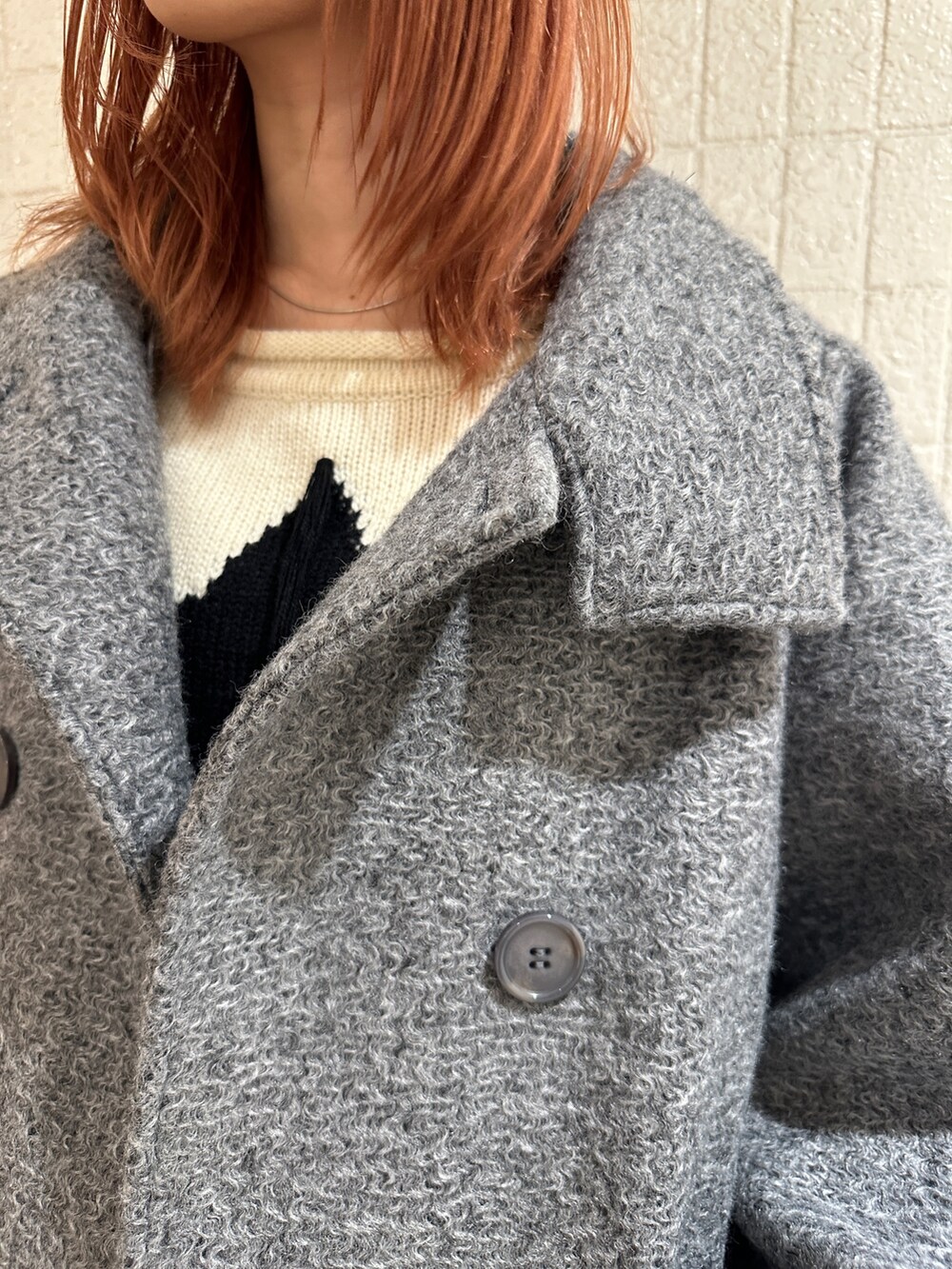 ブラック系のその他パンツ、グレー系のその他アウター、ホワイト系のニット/セーターを着用したレディースの秋コーディネートの8枚目の写真