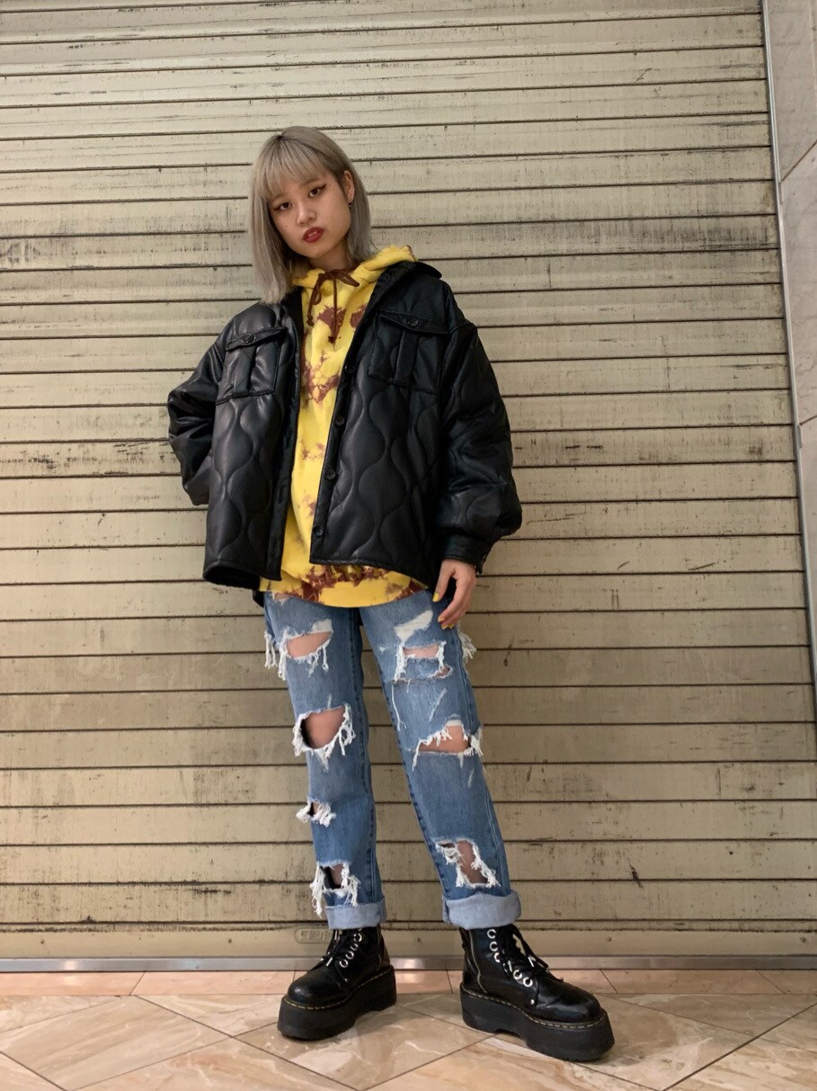 ブルー系のデニムパンツ、ブラウン系のパーカー、ブラック系のブルゾンを着用したレディースの秋コーディネートの2枚目の写真