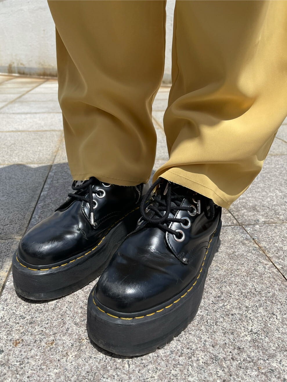 イエロー系のその他パンツ、ブルー系のTシャツ/カットソーを着用したレディースの夏コーディネートの5枚目の写真