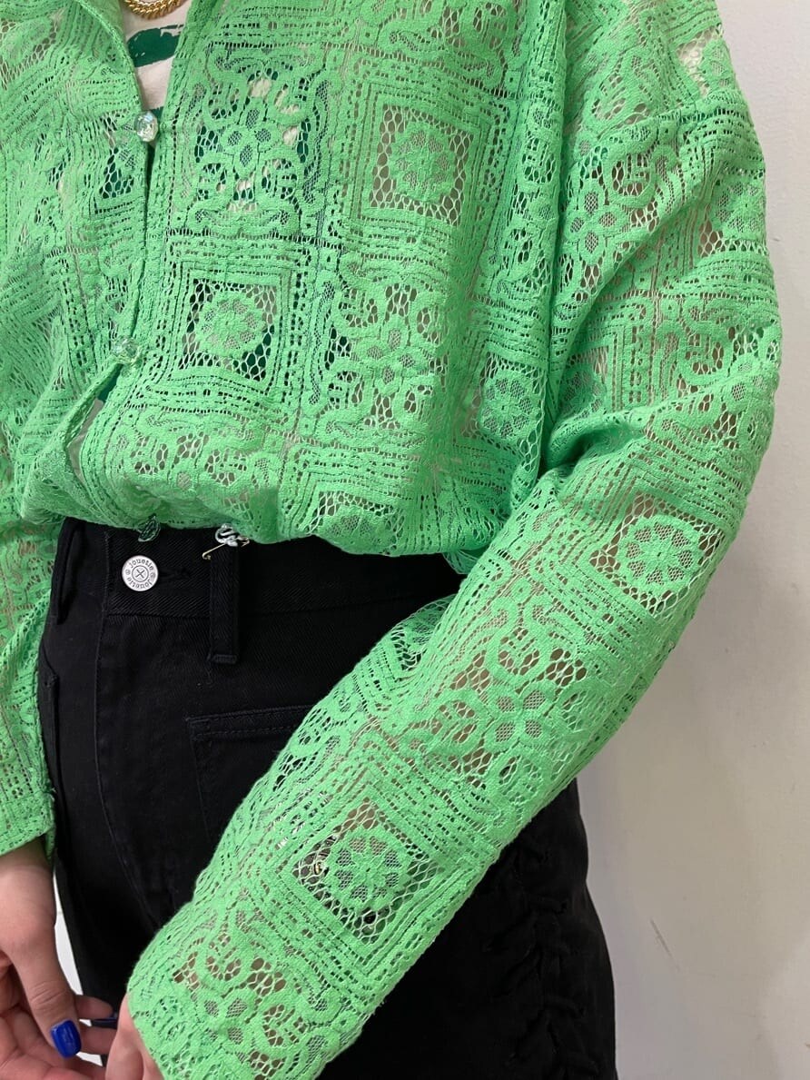 グリーン系のシャツ/ブラウス、ブラック系のデニムパンツ、ホワイト系のTシャツ/カットソーを着用したレディースの春コーディネートの8枚目の写真