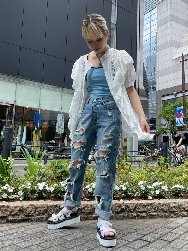 ブルー系のデニムパンツ、ブルー系のキャミソール、ホワイト系のシャツ/ブラウスを着用したレディースの夏コーディネートの2枚目の写真