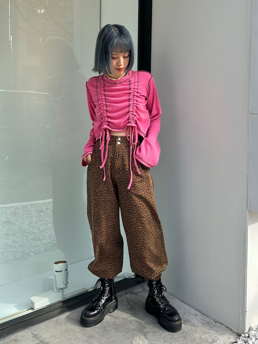 ピンク系のTシャツ/カットソー、ベージュ系のその他パンツ、ブラック系のその他シューズを着用したレディースの春コーディネートの2枚目の写真