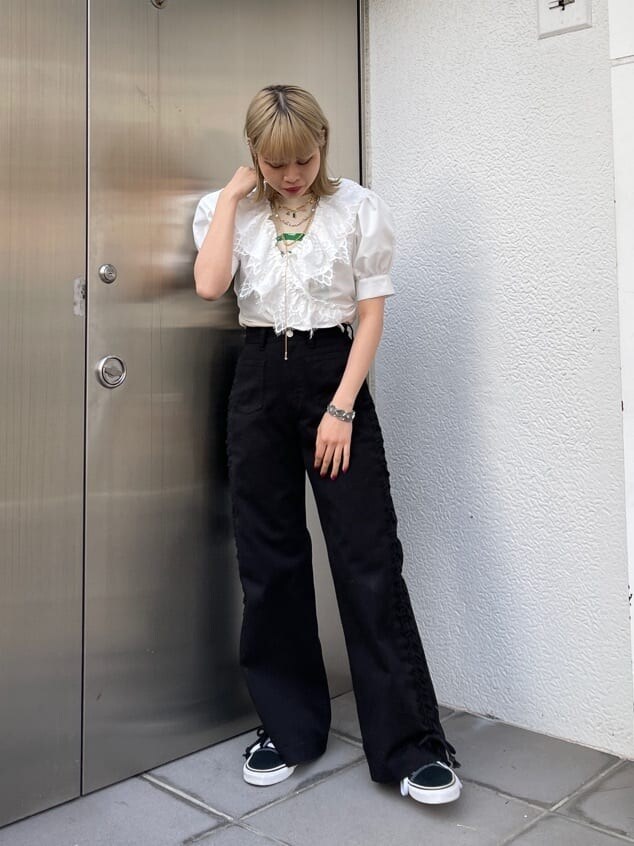 ブラック系のデニムパンツ、ホワイト系のTシャツ/カットソー、ホワイト系のシャツ/ブラウスを着用したレディースの春コーディネートの2枚目の写真