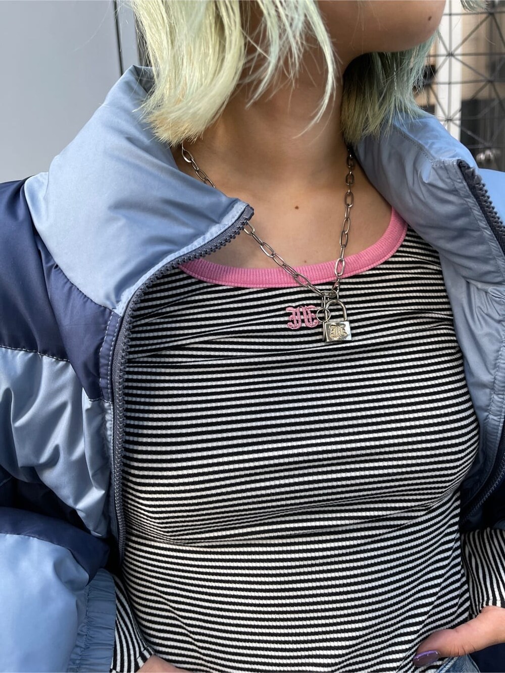 ブルー系のスカート、その他のTシャツ/カットソー、ブラック系のブーツを着用したレディースの秋コーディネートの7枚目の写真