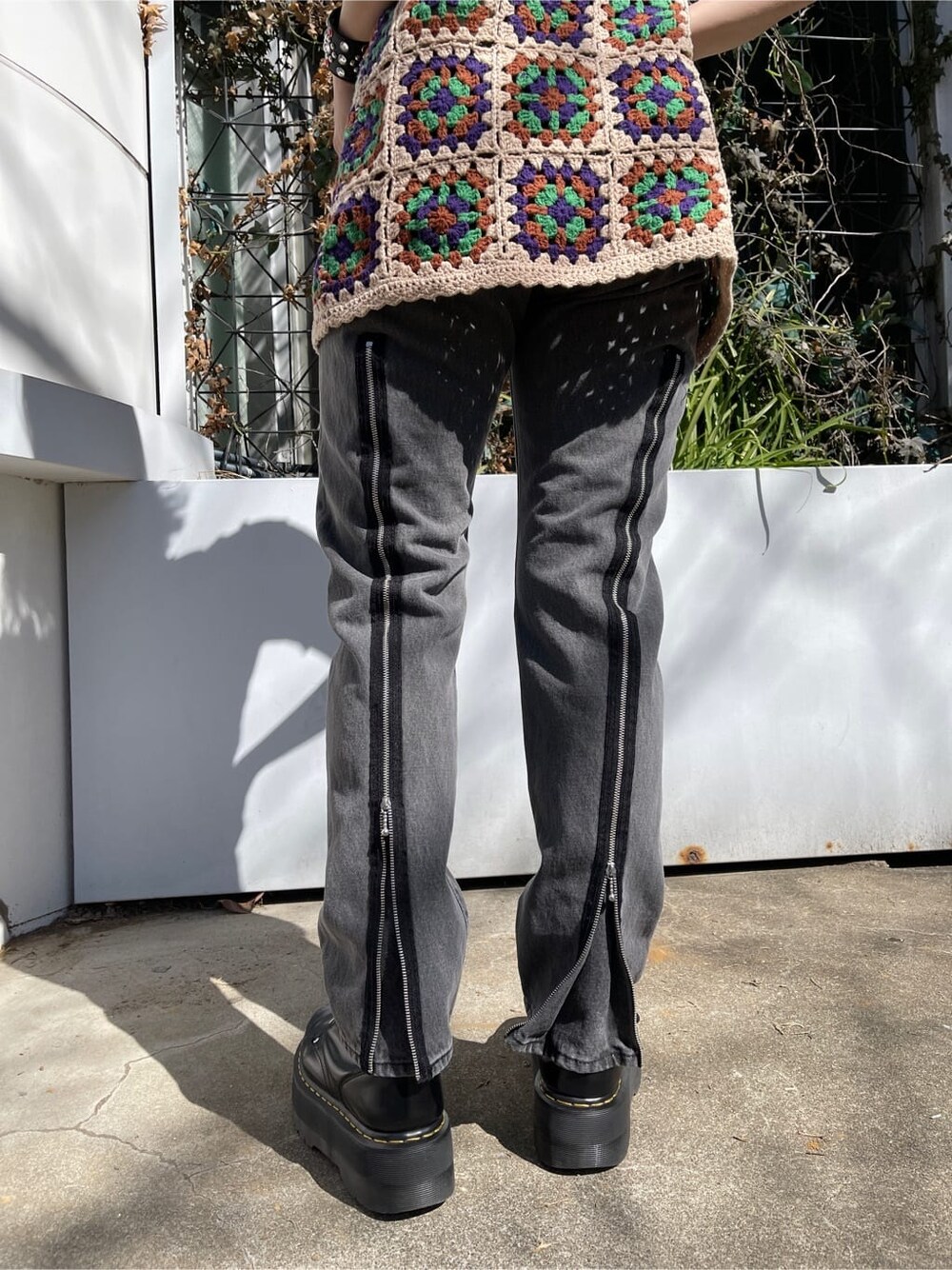 ベージュ系のニット/セーター、ブラック系のTシャツ/カットソー、ブラック系のデニムパンツを着用したレディースの春コーディネートの9枚目の写真