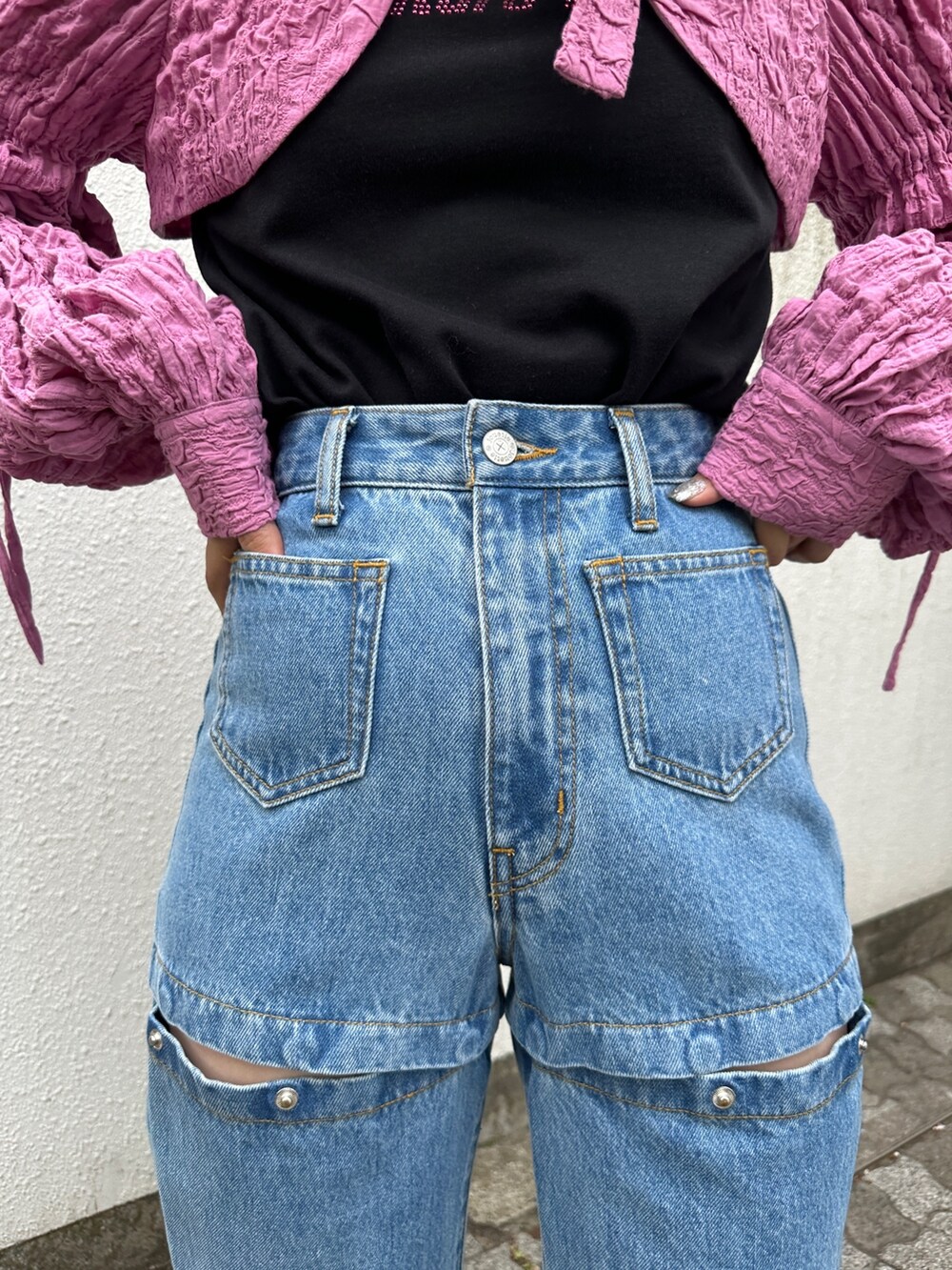 ピンク系のカーディガン/ボレロ、ブラック系のTシャツ/カットソー、ブルー系のデニムパンツを着用したレディースの春コーディネートの9枚目の写真