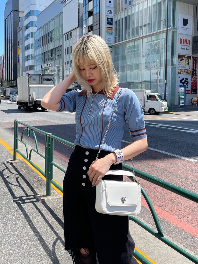 ホワイト系のその他シューズ、ブルー系のニット/セーター、ブラック系のデニムパンツを着用したレディースの春コーディネートの4枚目の写真