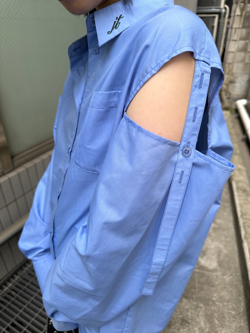 ブルー系のシャツ/ブラウス、ブラック系のスニーカー、ブラック系のその他パンツを着用したレディースの夏コーディネートの7枚目の写真