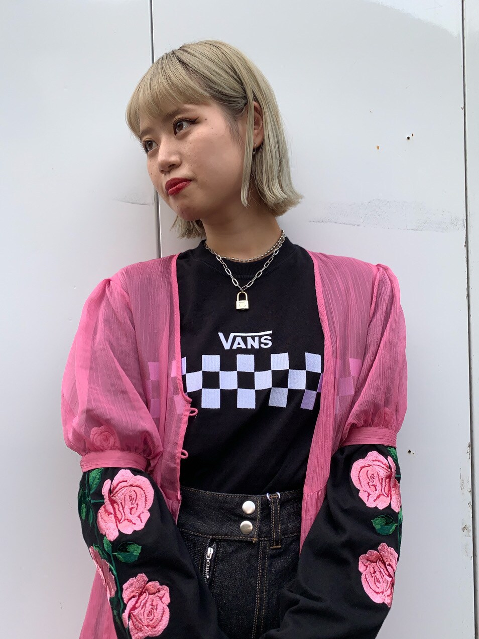 ブラック系のその他パンツ、ブラック系のTシャツ/カットソーを着用したレディースの夏コーディネートの2枚目の写真