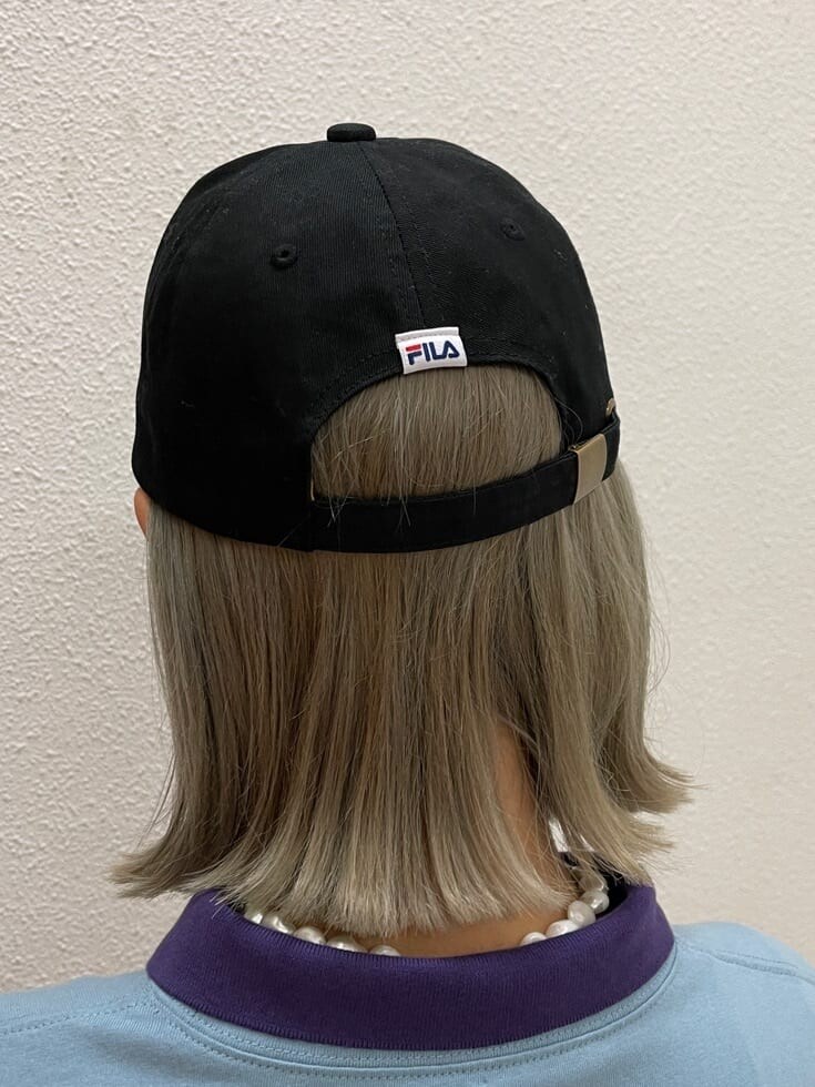 ブラック系のブーツ、グリーン系のワンピース、ブルー系のTシャツ/カットソーを着用したレディースの春コーディネートの10枚目の写真