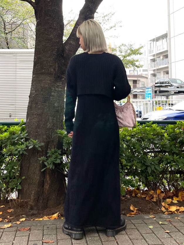 ブラック系のワンピース、ピンク系のハンドバッグを着用したレディースの秋コーディネートの4枚目の写真