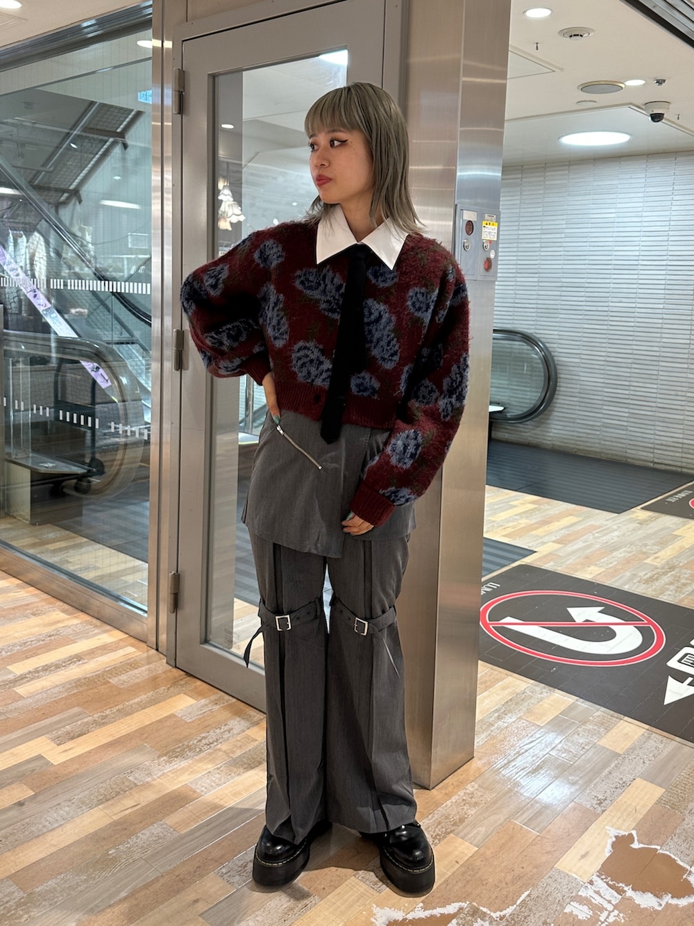 レッド系のカーディガン/ボレロ、ホワイト系のシャツ/ブラウス、グレー系のその他パンツを着用したレディースの秋コーディネートの4枚目の写真