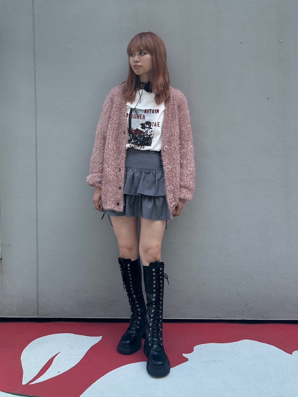 グレー系のスカート、ブラック系のブーツ、ホワイト系のTシャツ/カットソーを着用したレディースの夏コーディネートの5枚目の写真