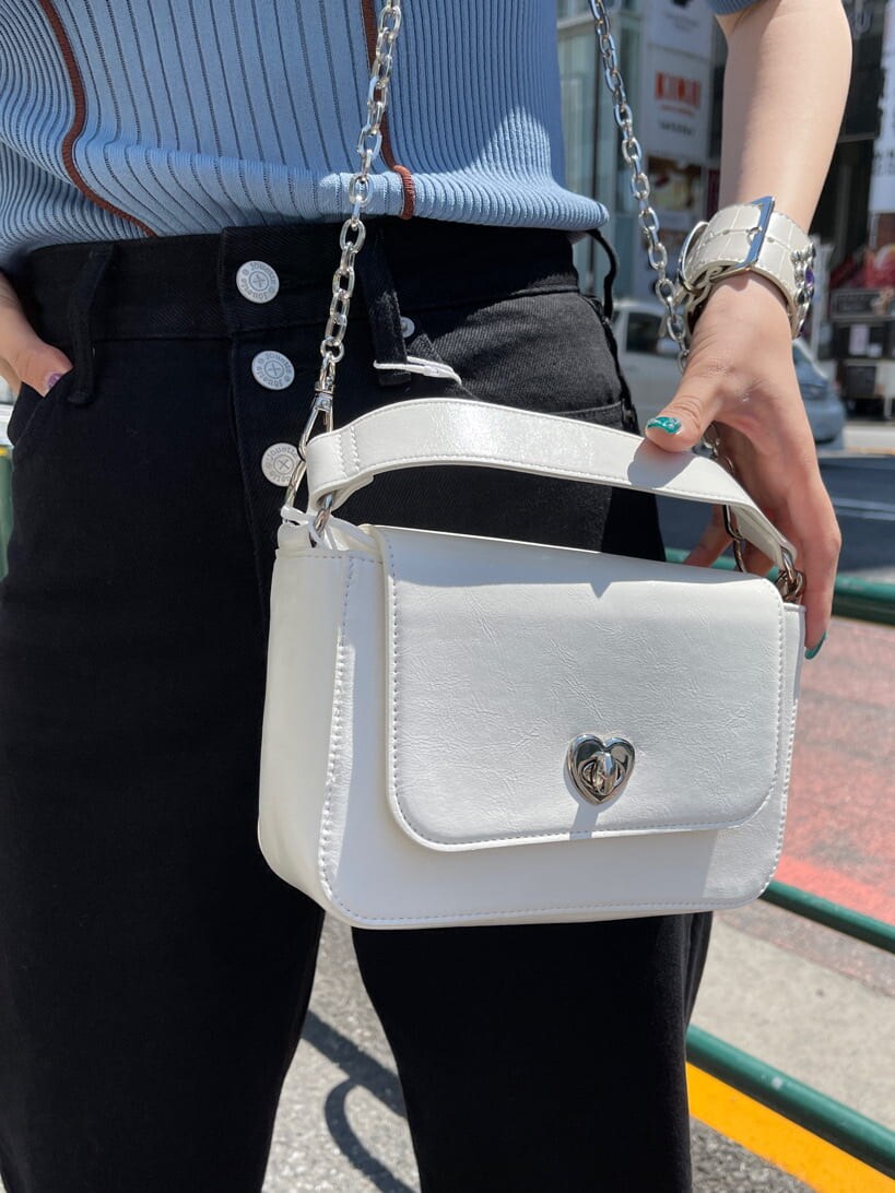 ホワイト系のその他シューズ、ブルー系のニット/セーター、ブラック系のデニムパンツを着用したレディースの春コーディネートの5枚目の写真