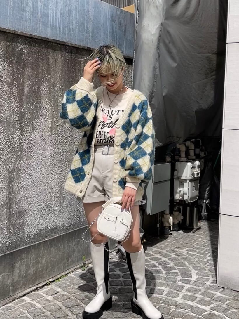 ホワイト系のハンドバッグ、ホワイト系のTシャツ/カットソー、ホワイト系のカーディガン/ボレロを着用したレディースの秋コーディネートの4枚目の写真