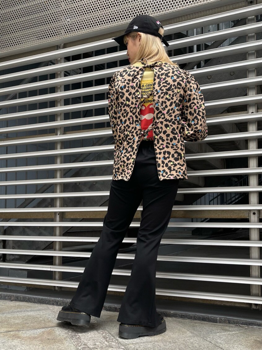 ベージュ系のシャツ/ブラウス、ブラック系のその他パンツ、イエロー系のTシャツ/カットソーを着用したレディースの春コーディネートの2枚目の写真