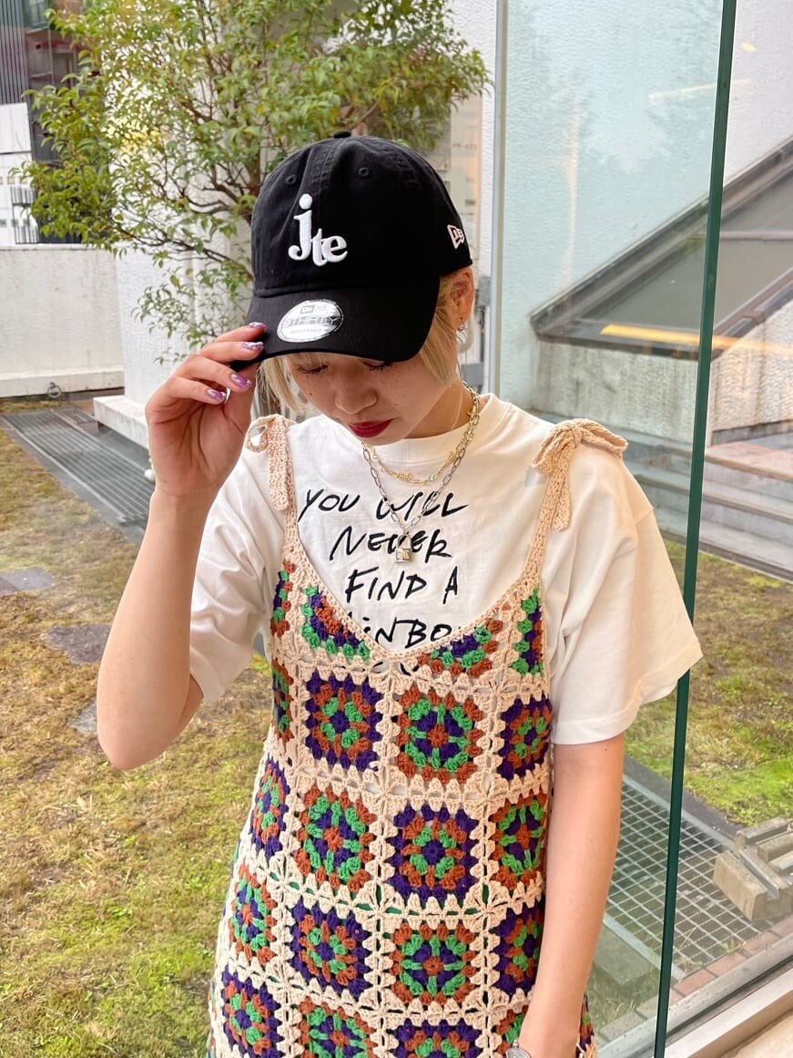 グリーン系のその他パンツ、ベージュ系のニット/セーター、ホワイト系のTシャツ/カットソーを着用したレディースの春コーディネートの6枚目の写真