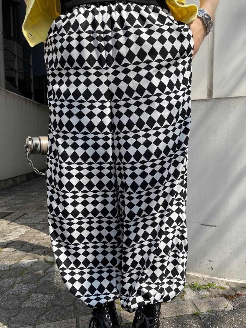 イエロー系のニット/セーター、その他のその他パンツ、ブラック系のTシャツ/カットソーを着用したレディースの春コーディネートの10枚目の写真