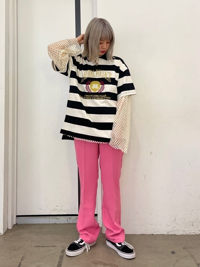 ホワイト系のTシャツ/カットソー、ブラック系のTシャツ/カットソー、ピンク系のスラックスを着用したレディースの春コーディネートの3枚目の写真