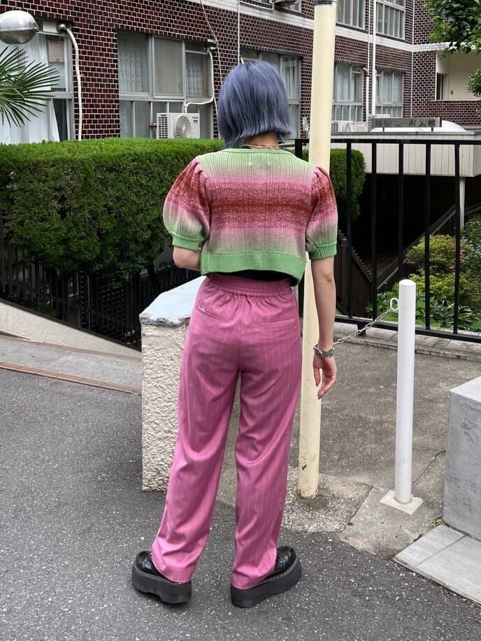 ブラック系のその他シューズ、ブラック系のTシャツ/カットソー、ピンク系のその他パンツを着用したレディースの春コーディネートの4枚目の写真