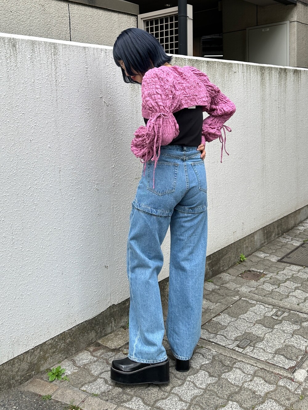 ピンク系のカーディガン/ボレロ、ブラック系のTシャツ/カットソー、ブルー系のデニムパンツを着用したレディースの春コーディネートの3枚目の写真