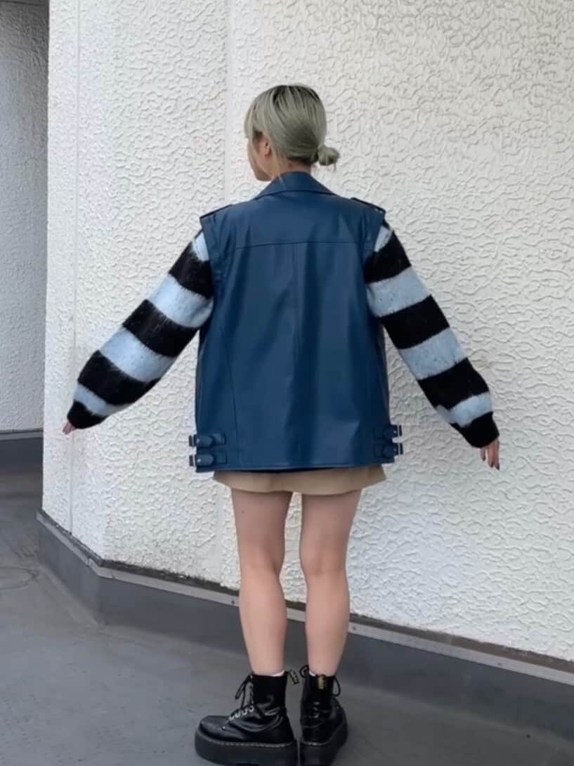 ホワイト系のTシャツ/カットソー、ブラック系のカーディガン/ボレロ、ブルー系のライダースジャケットを着用したレディースの秋コーディネートの2枚目の写真