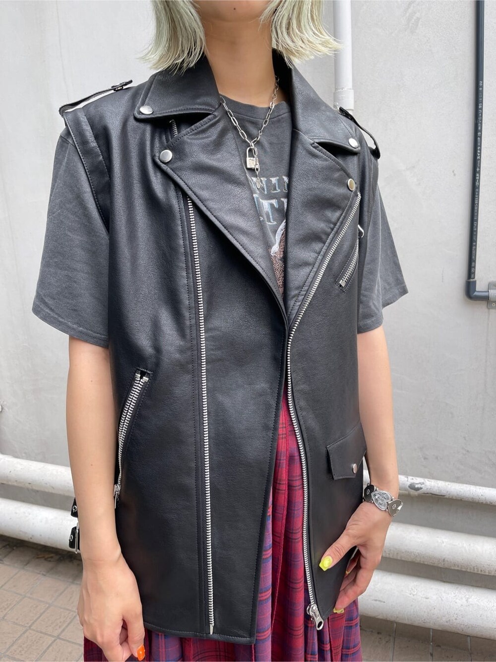 ブラック系のブーツ、レッド系のスカート、ブラック系のTシャツ/カットソーを着用したレディースの夏コーディネートの7枚目の写真