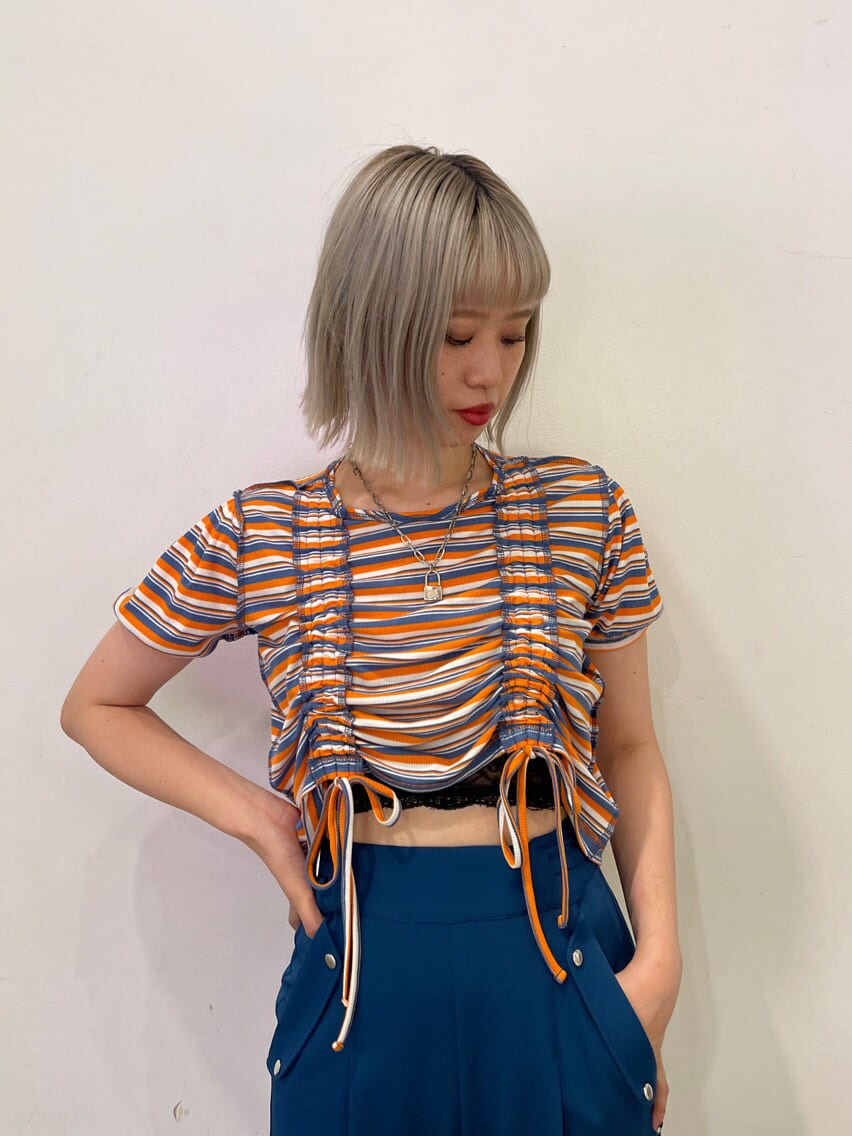 ブラック系のその他シューズ、その他のTシャツ/カットソー、ブルー系のその他パンツを着用したレディースの夏コーディネートの4枚目の写真