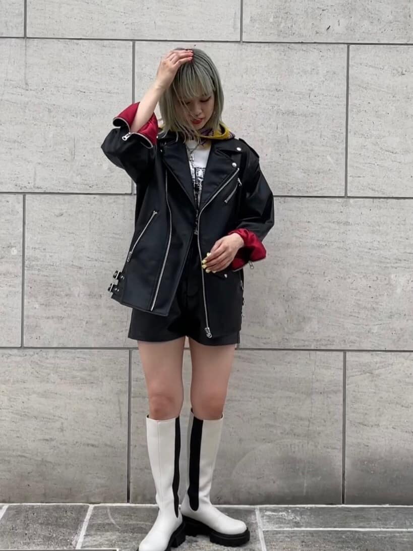 ブラック系のその他パンツ、ホワイト系のブーツ、ブラック系のライダースジャケットを着用したレディースの夏コーディネートの3枚目の写真