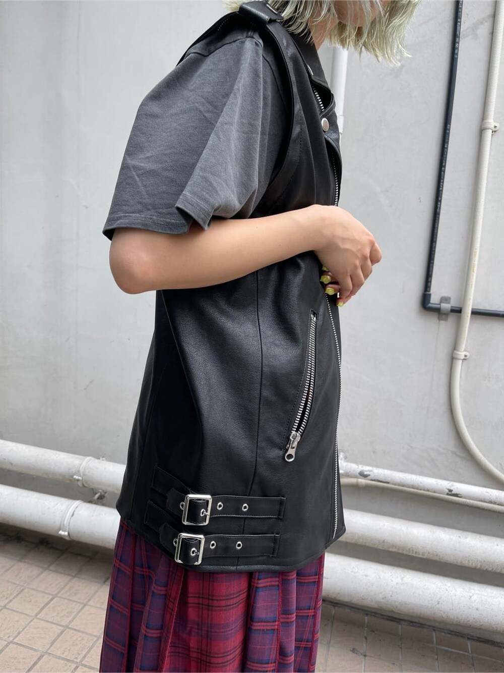 ブラック系のブーツ、レッド系のスカート、ブラック系のTシャツ/カットソーを着用したレディースの夏コーディネートの9枚目の写真