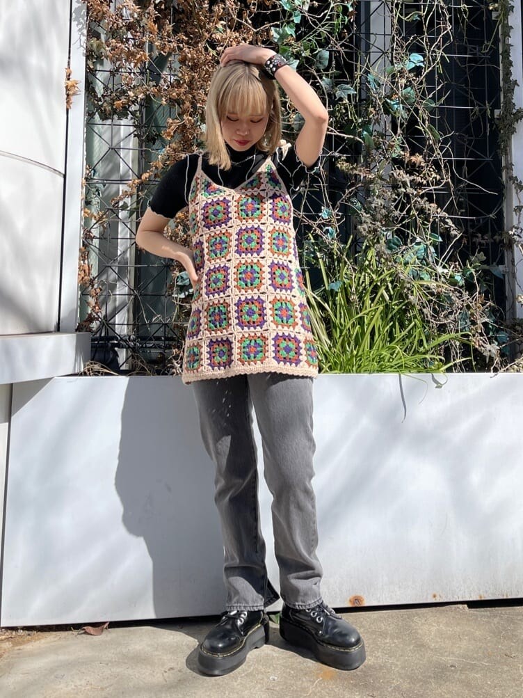 ベージュ系のニット/セーター、ブラック系のTシャツ/カットソー、ブラック系のデニムパンツを着用したレディースの春コーディネートの2枚目の写真