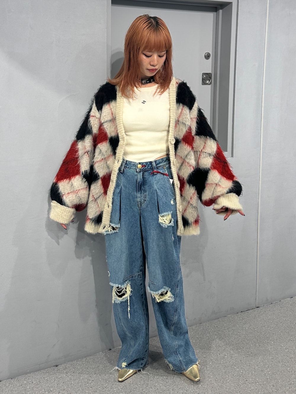 ブルー系のデニムパンツ、ホワイト系のカーディガン/ボレロ、ホワイト系のニット/セーターを着用したレディースの秋コーディネートの5枚目の写真