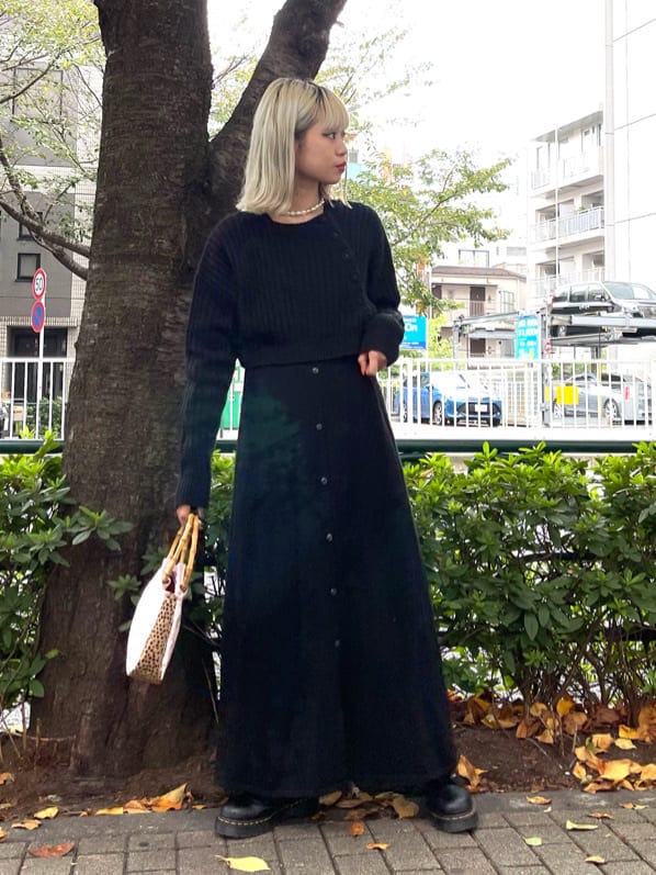 ブラック系のワンピース、ピンク系のハンドバッグを着用したレディースの秋コーディネートの2枚目の写真